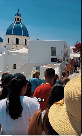 Στιγμιότυπο από το επίμαχο βίντεο της Trivago με χρήση ΑΙ που προκάλεσε τις αντιδράσεις των ξενοδόχων Σαντορίνης και το οποίο κατέβηκε αμέσως μετά την επιστολή διαμαρτυρίας της ΕΞΣ / Φωτογραφία: Santorini Hoteliers Association