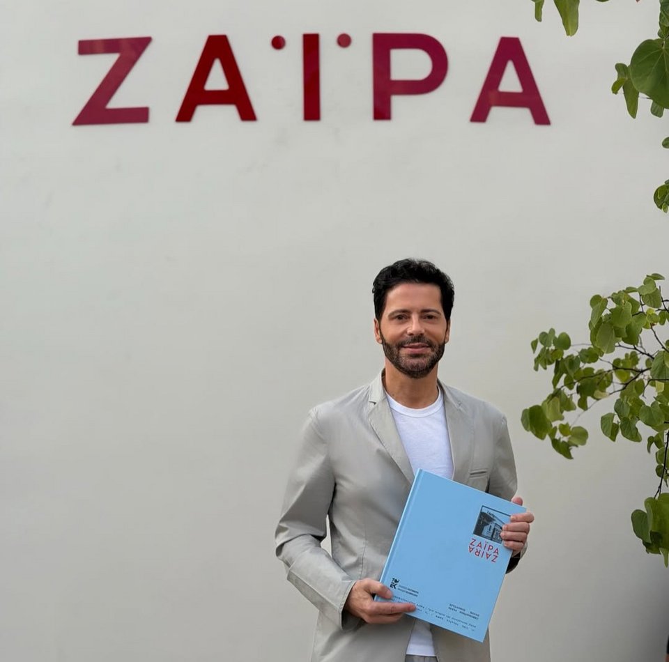 Ο Χρύσανθος Πανάς κρατά στα χέρια του το πιο μεγάλο εκδοτικό του εγχείρημα, το βιβλίο «ΖΑΪΡΑ - Μια ιστορία της οικογένειας Πανά» που κυκλοφορεί από τις Εκδόσεις Καστανιώτη / Φωτογραφία: PanasGroup