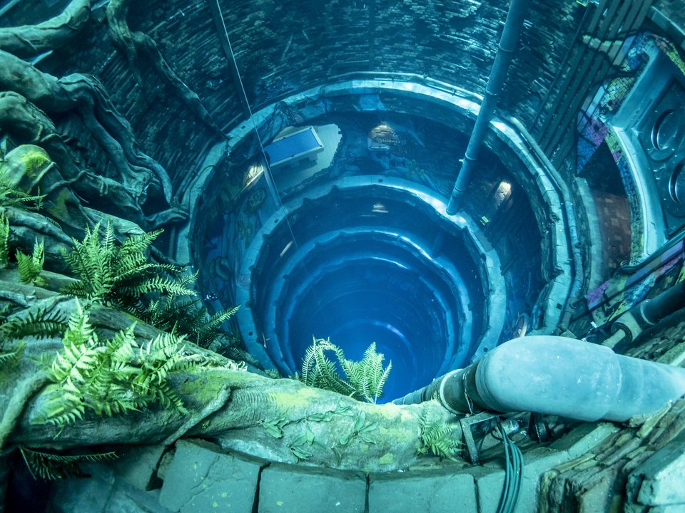 Η Deep Dive Dubai φιλοξενεί τη βαθύτερη πισίνα καταδύσεων στον κόσμο, με βάθος που ξεπερνά τα 60 μέτρα