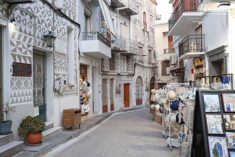 Περίφημα μαύρα μοτίβα πάνω σε άσπρο φόντο, στα σπίτια της Χίου