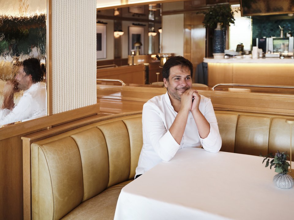 Ο chef Luca Piscazzi στη σάλα του μισελενάτου εστιατορίου Pelagos / Φωτογραφία: Kaplanidis Studio