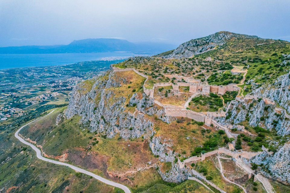 Ακροκόρινθος: Το εντυπωσιακό φρούριο και η ακρόπολη της αρχαίας Κορίνθου, που υψώνεται πάνω από την Πελοπόννησο.    