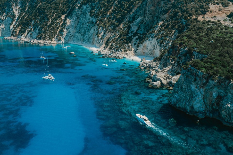 Το ταξίδι συνέχισε προς την Κεφαλονιά και τα Σύβοτα στην ηπειρωτική Ελλάδα, ωστόσο το αποκορύφωμα, σύμφωνα με τον Ράσμπι, ήρθε χάρη σε μια πληροφορία από μέλος της ομάδας υποστήριξης του ταξιδιού: ένας απομονωμένος όρμος απέναντι από το Μεγανήσι / UNSPLASH