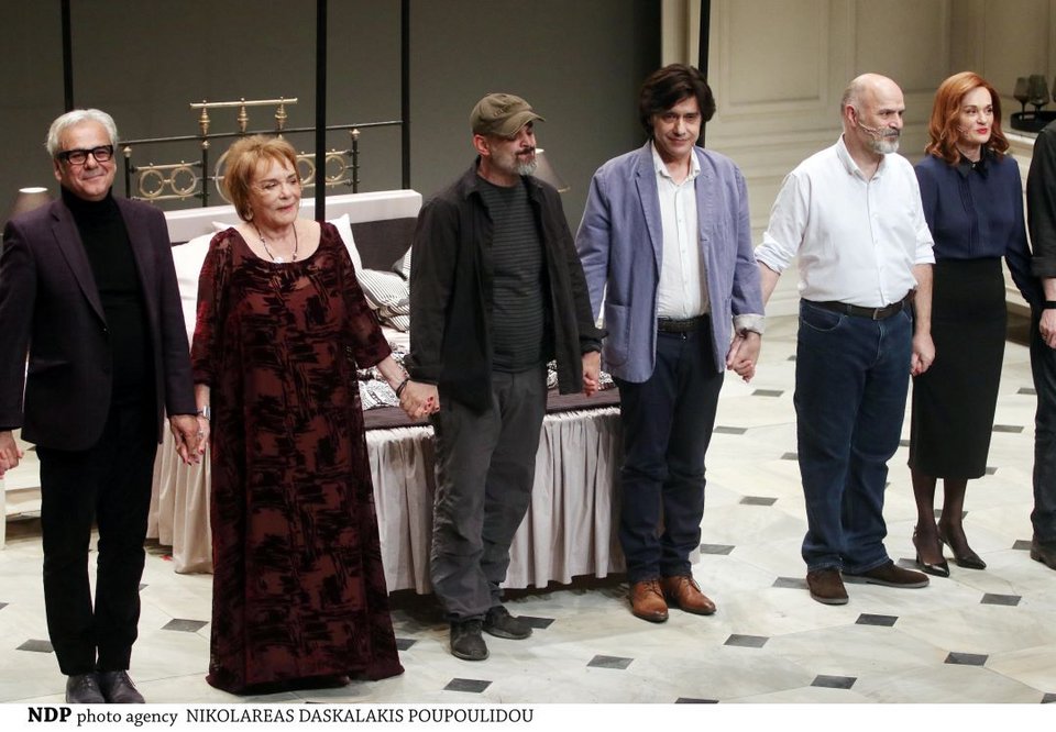 Στην επίσημη πρεμιέρα της παράστασης «Μελίσσια» που ανέβηκε στο Εθνικό με πρωταγωνίστρια τη μητέρα του, Μπέτυ Αρβανίτη
