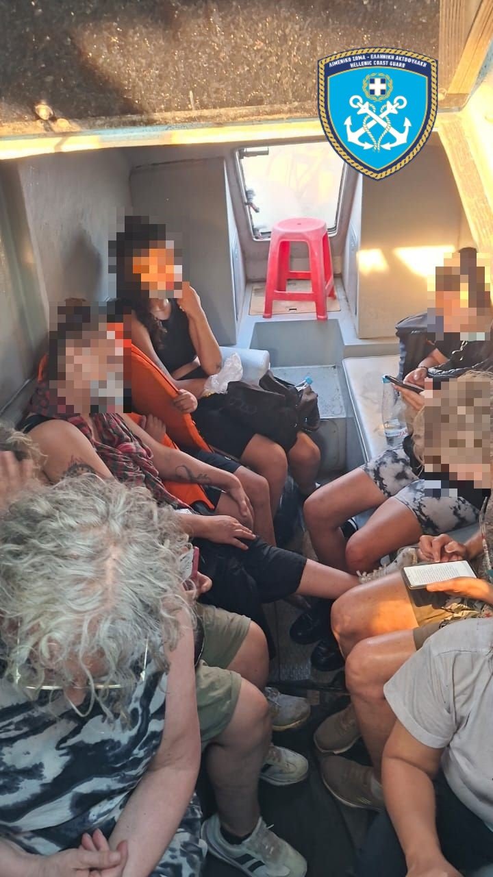 Κάτοικοι απεγκλωβίζονται με σκάφος του Λιμενικού