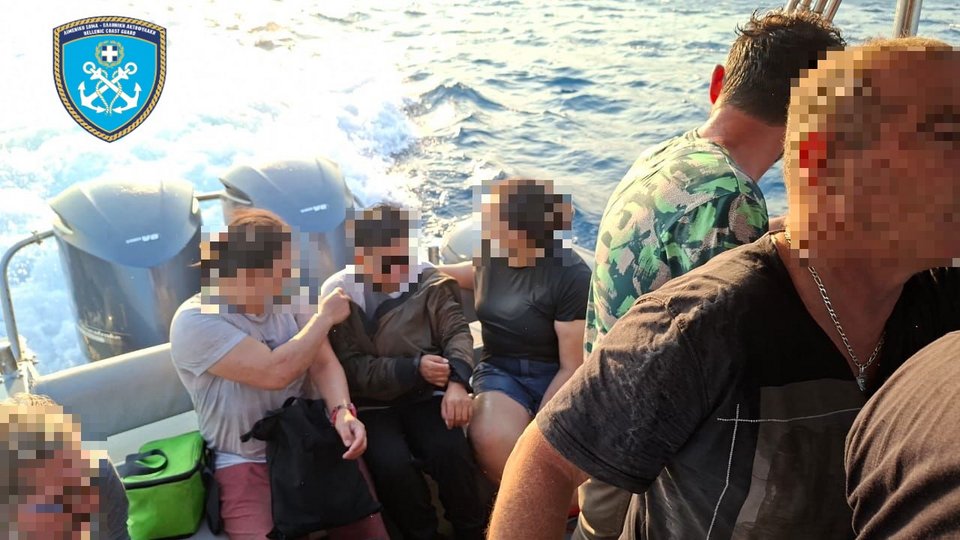 Κάτοικοι απεγκλωβίζονται με σκάφος του Λιμενικού 