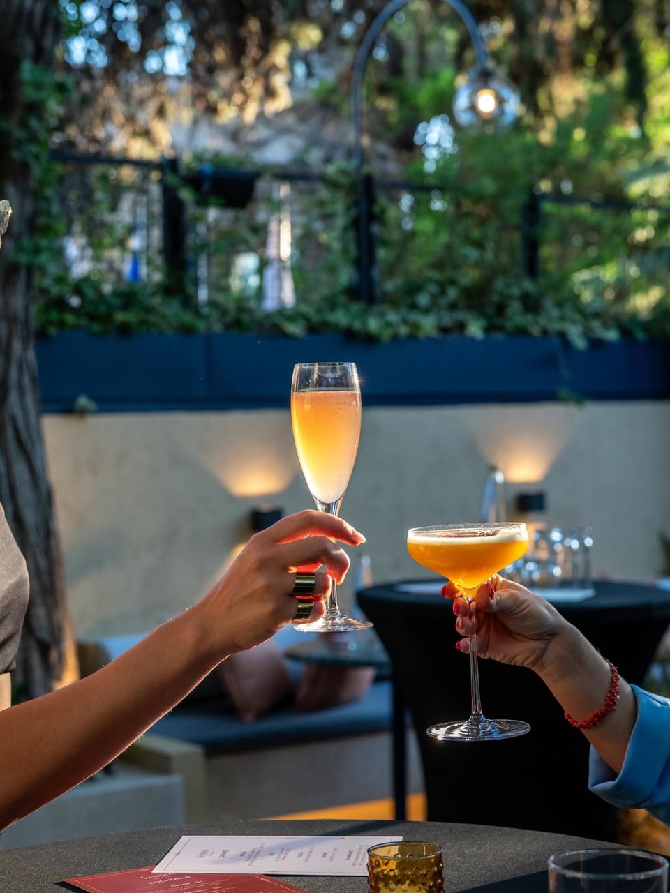 Cocktails στον κήπο για αρχή / Φωτογραφία: @artisanal.kifisia&nbsp;