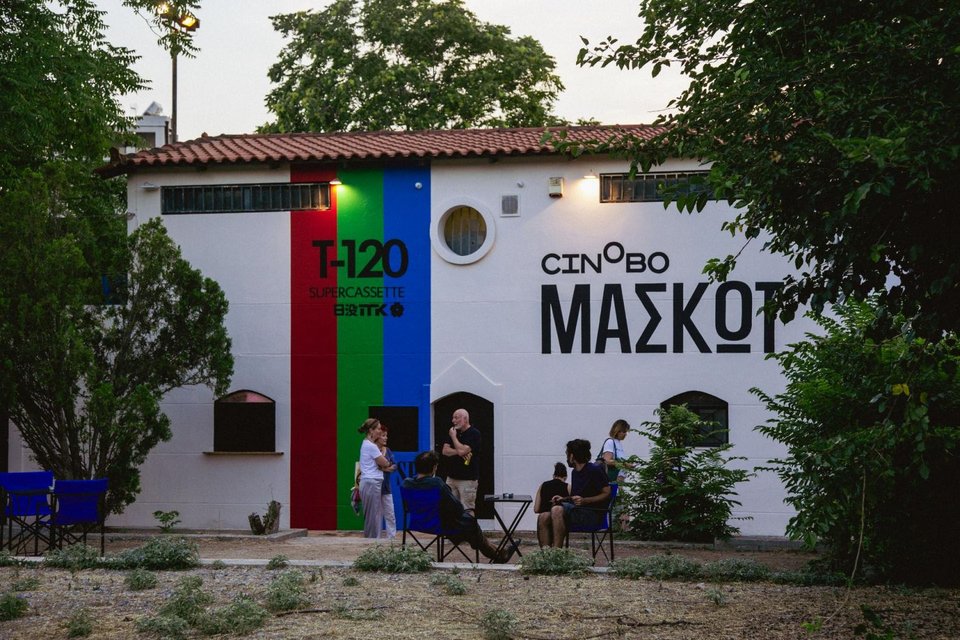 Η ομάδα της ελληνικής streaming πλατφόρμας δίνει το φετινό καλοκαίρι νέα ζωή σε έναν κινηματογράφο που κινδύνευε να εγκαταλειφθεί οριστικά