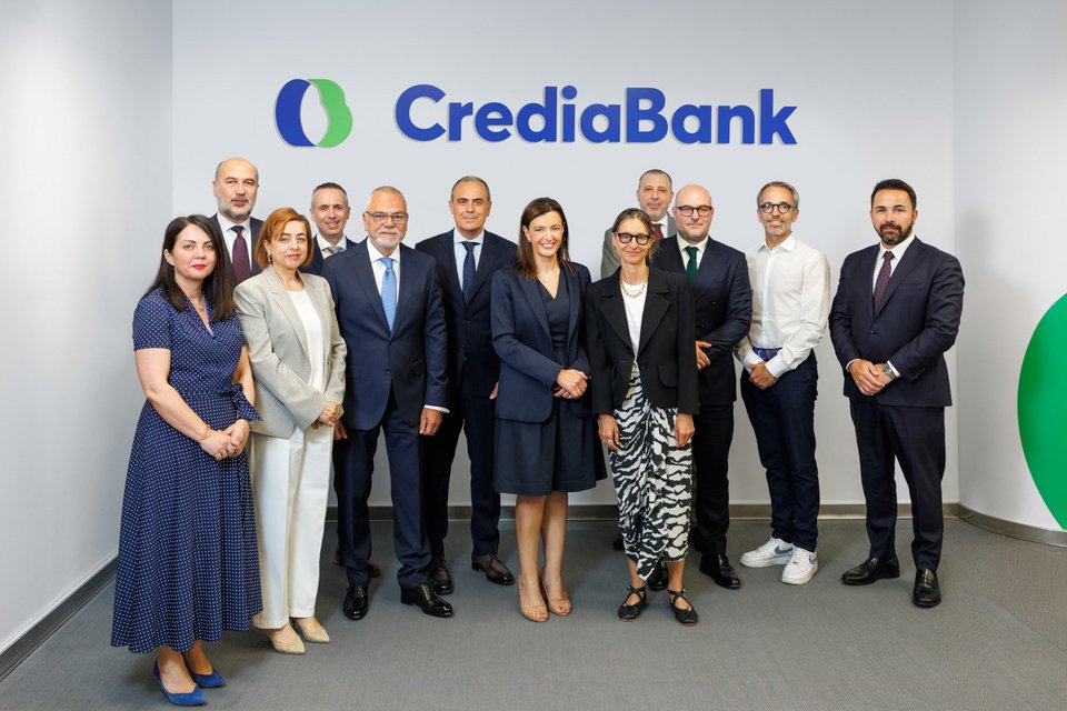 (Από αριστερά προς τα δεξιά): Δήμητρα Βουρνά, Chief Operating Officer CrediaBank – Θανάσης Κασαπίδης, Ηead of Product CrediaBank - Sophie Dimopoulou, Head of Distribution Luxembourg &amp; Eastern Mediterranean Countries at BNP Paribas Asset Management – Βασίλης Λιαρίκος, Head of Individual Segments CrediaBank - Χάρης Μυγδάλης, Chief Information &amp; Digital Officer CrediaBank – Στυλιανός Ηλιάδης, Chief Retail Banking &amp; Wealth Management Officer CrediaBank - Ελένη Βρεττού, CEO CrediaBank - France Germani, Head of BNP Paribas Asset Management Select Business – Θανάσης Σταθάς, Acting Chief Financial Markets Officer CrediaBank - Remi Lambert, Chief Investment Officer of BNP Paribas Asset Management Select Business - Laurent Bodson, CEO &amp; Co-founder of Gambit Financial Services – Βαγγέλης Κανέλης, Chief Strategy Officer CrediaBank