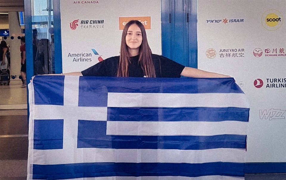 H Δανάη Τσελεμπή πριν λίγες ημέρες στο αεροδρόμιο, αναχωρώντας για την Καλιφόρνια – Φωτ. kavalapost.gr