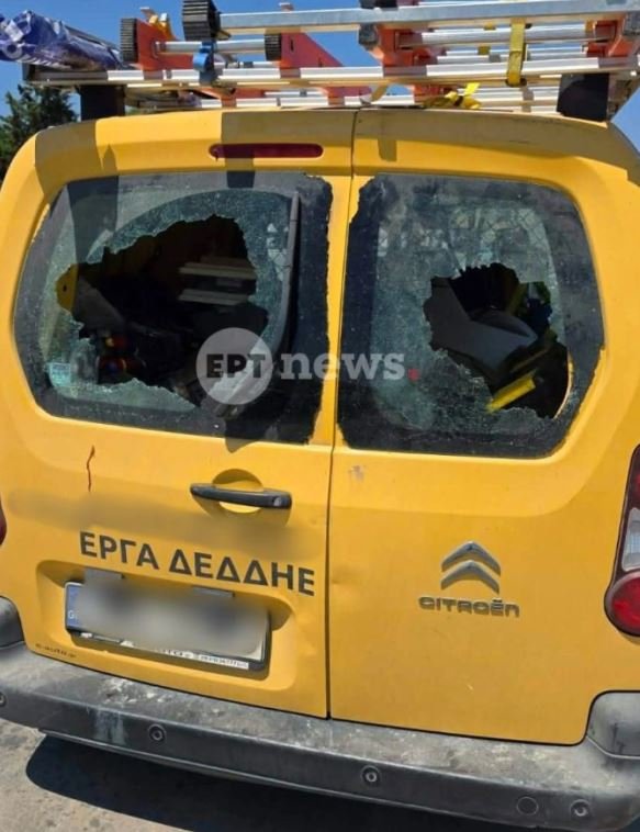 Οι δράστες έσπασαν τα τζάμια του αυτοκινήτου 