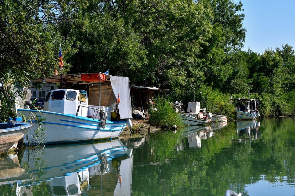 Ψαροκάικα δεμένα στις εκβολές του Δέλτα του Πηνειού, στην Κουλούρα Λάρισας / ΑΠΕ-ΜΠΕ