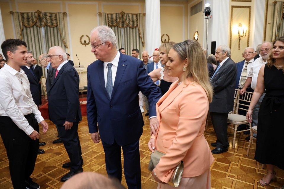 Ο αριστούχος Ανδρέας Οικονομόπουλος με τον κ. Τασούλα και την κυρία Διαμαντή