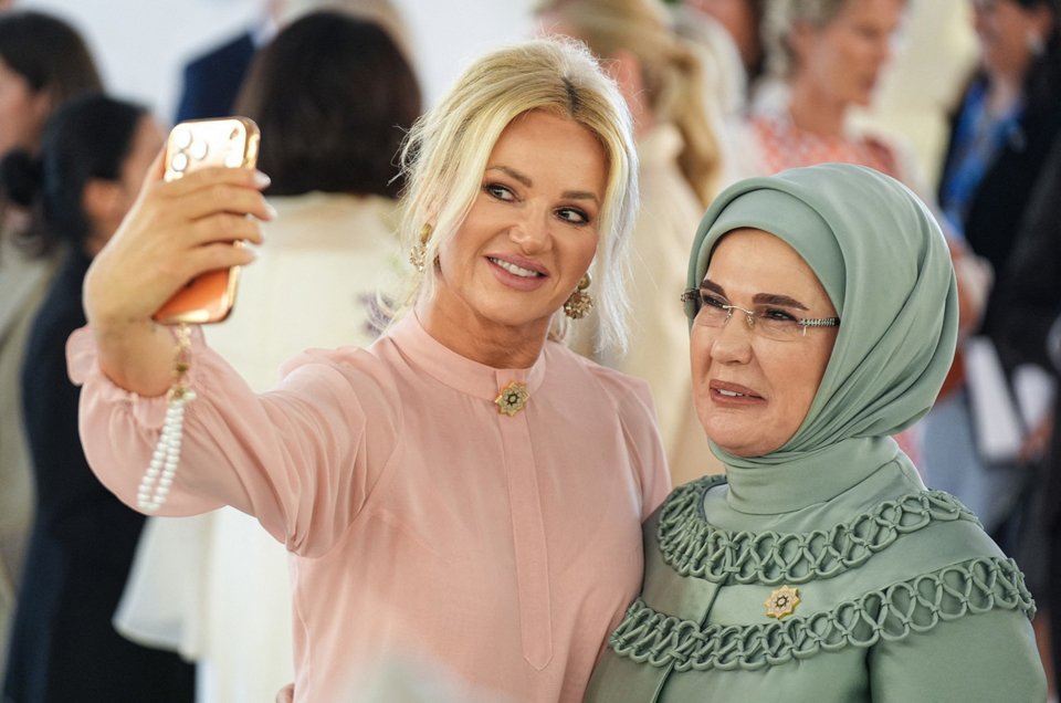 Η selfie της Εμινέ Ερντογάν με την σύζυγο του πρωθυπουργού της Τσεχίας, Μόνικα Μπάμπισοβα 