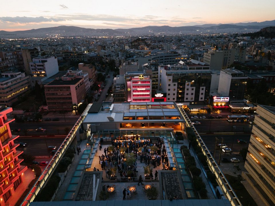 Το rooftop bar του Amphibian έχει ανοίξει τις πόρτες του στον 7ο όροφο της Στέγης, στην ταράτσα του κτιρίου, λειτουργώντας αυτόνομα από το εστιατόριο