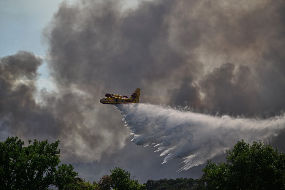 Εναέρια μέσα επιχειρούν στη μεγάλη φωτιά στο δάσος Φοντενμπλό, νότια του Παρισιού / AP