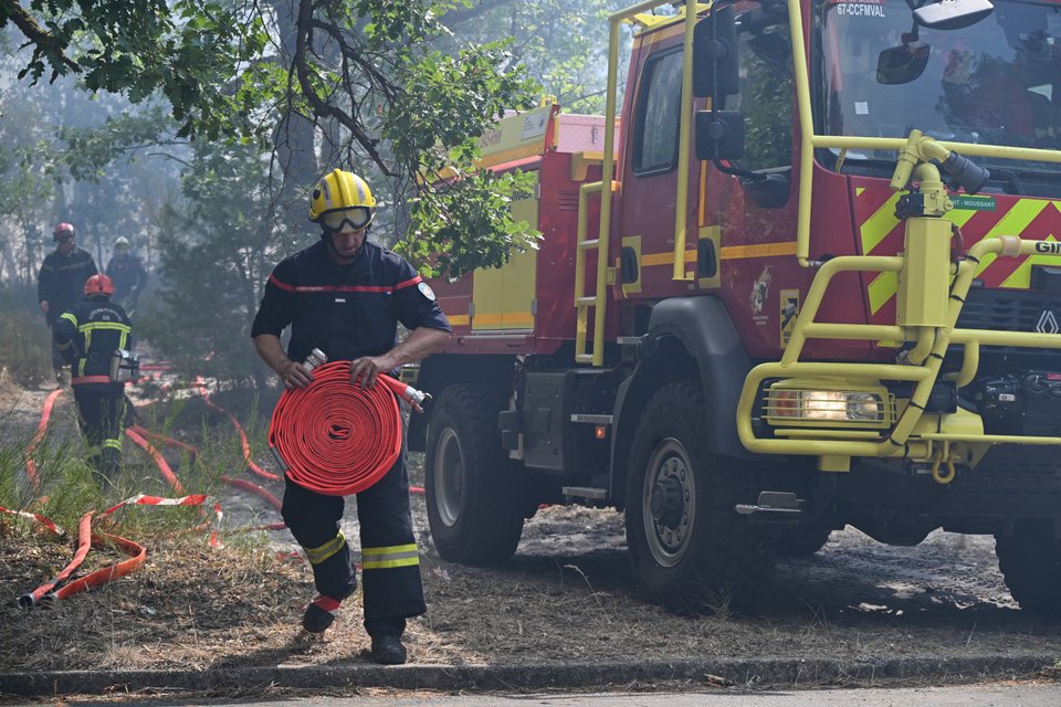 Μεγάλη φωτιά στο δάσος του Φοντενμπλό, στα νότια του Παρισιού, στη Γαλλία / AP 