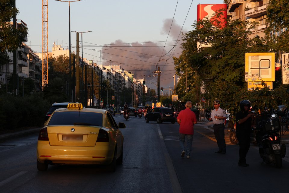 Ορατός ο καπνός σε πολλά σημεία της Αθήνας από τη φωτιά στο πάρκο Γουδή / Intime