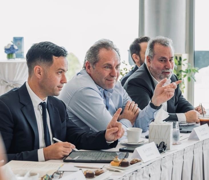 Ο πρόεδρος της ΠΟΞ Γιάννης Χατζής σε συνάντηση με τον Ευτύχη Βασιλάκη πρόεδρο της AEGEAN και τον Αχιλλέα Κωνσταντακόπουλο πρόεδρο της TEMES Α.Ε. / Φωτογραφία: ΠΟΞ