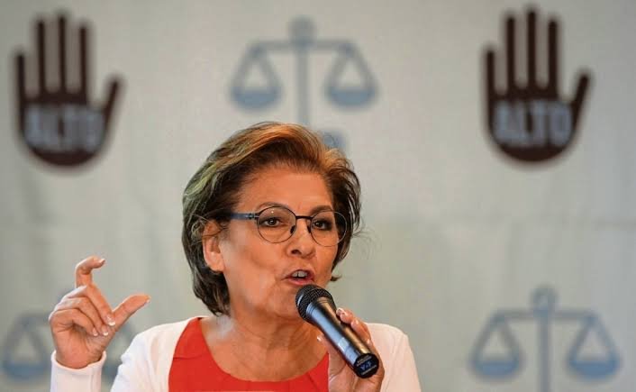 Η στάση της εντυπωσίασε μια κοινωνία κουρασμένη από την εγκληματικότητα και την ατιμωρησία. Όταν η επίσημη έρευνα δεν προχωρούσε, προσέλαβε ιδιωτικούς ντετέκτιβ, απέκτησε τηλεφωνικά αρχεία του γιου της και ξεκίνησε δική της παρακολούθηση υπόπτων, μετατρέποντας ουσιαστικά την προσωπική της αναζήτηση σε ιδιωτική αστυνομική επιχείρηση / ΑΡ