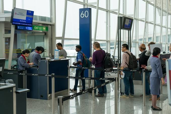 Παρότι οι αεροπορικές εταιρείες παρουσιάζουν τα πολύπλοκα συστήματα επιβίβασης ως πιο οργανωμένα, η επιστήμη δείχνει ότι υπάρχει ένας πολύ ταχύτερος τρόπος. Το παράδοξο είναι ότι σχεδόν καμία εταιρεία δεν τον χρησιμοποιεί / AP