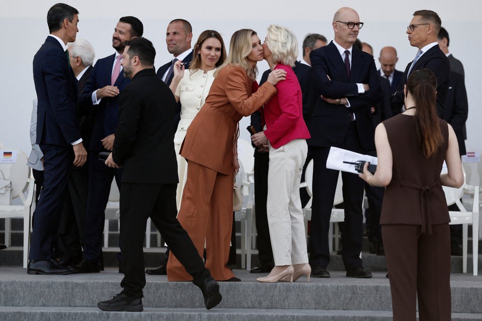 Η Ολένα Ζελένσκα φιλά την Ούρσουλα φον ντερ Λάιεν 
