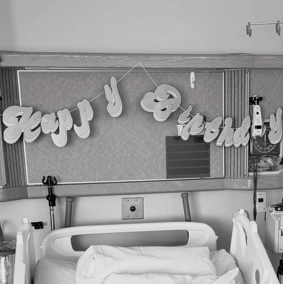Ένα πανό «Happy Birthday» πάνω από το νοσοκομειακό κρεβάτι 