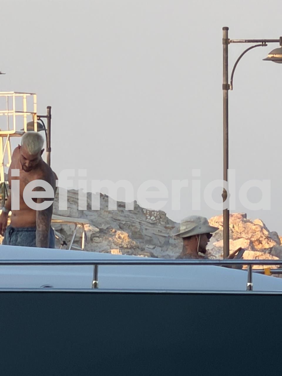 Χαλάρωση για τον Χουάντσο Ερνανγκόμεθ στη θαλαμηγό (δεξιά, με το καπέλο)