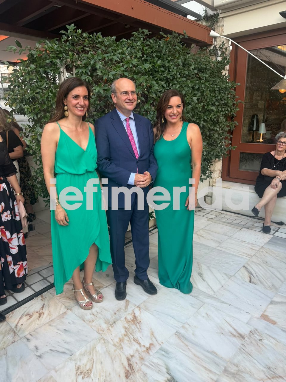 Με την αδελφή της και τον Κωστή Χατζηδάκη