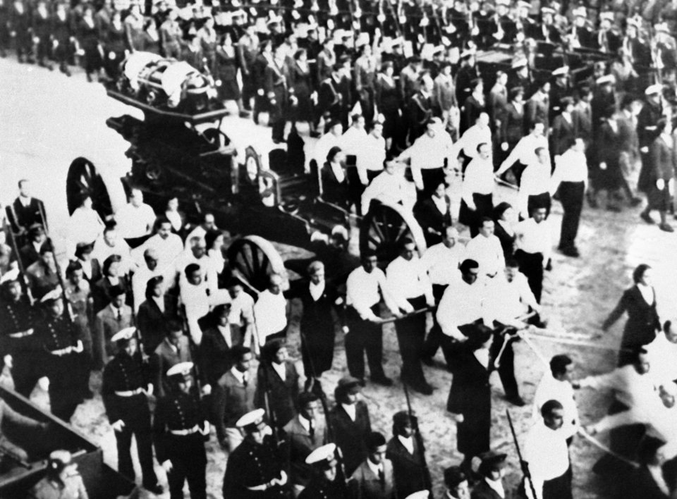 Αργεντινοί εργάτες μεταφέρουν τη σορό της Εβίτα Περόν σε πένθιμη πομπή στο Μπουένος Άιρες, στις 9 Αυγούστου 1952