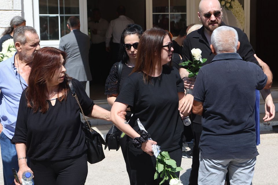 Φίλοι ηθοποιοί και συγγενείς στην κηδεία του Μιχάλη Μόσιου