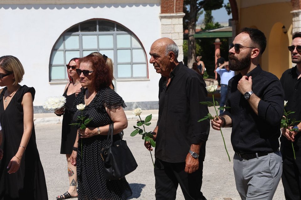 Φίλοι ηθοποιοί και συγγενείς στην κηδεία του Μιχάλη Μόσιου