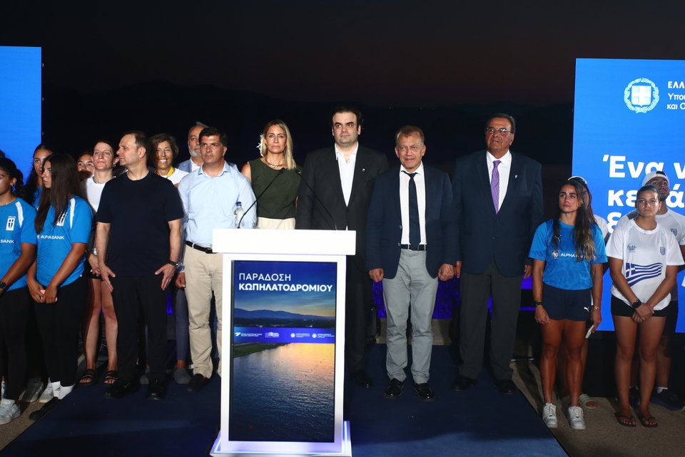 Στιγμιότυπο από την εκδήλωση για την παράδοση του κωπηλατοδρομείου στον Σχινιά