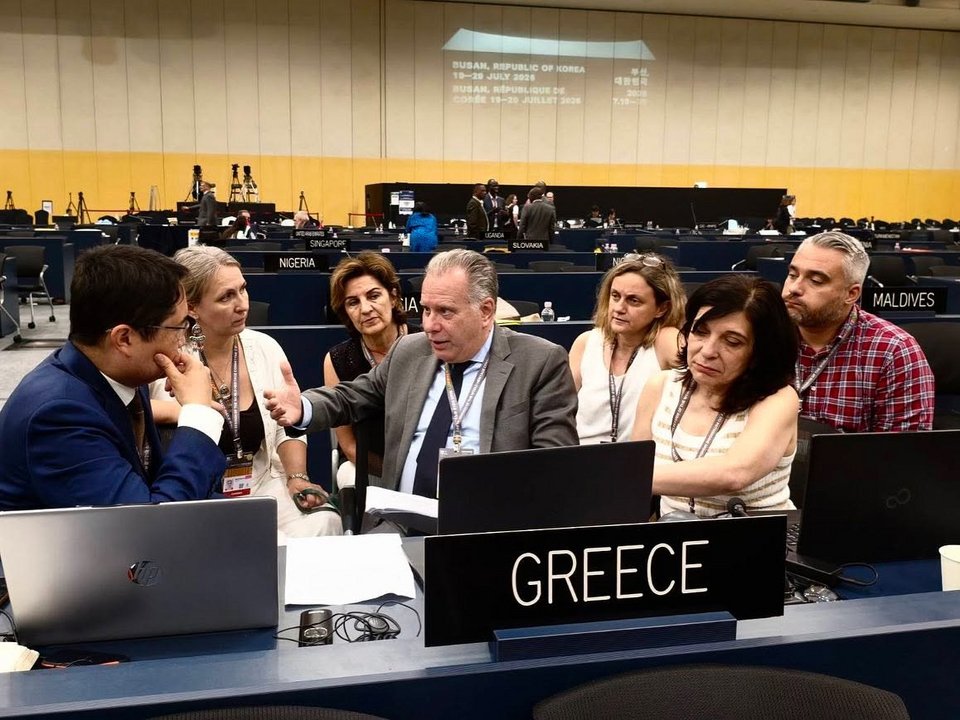 Ο Γ. Κουμουτσάκος με τα μέλη της ελληνικής αντιπροσωπείας στο Μπουσάν της Κορέας, στην σύνοδο της UNESCO 
