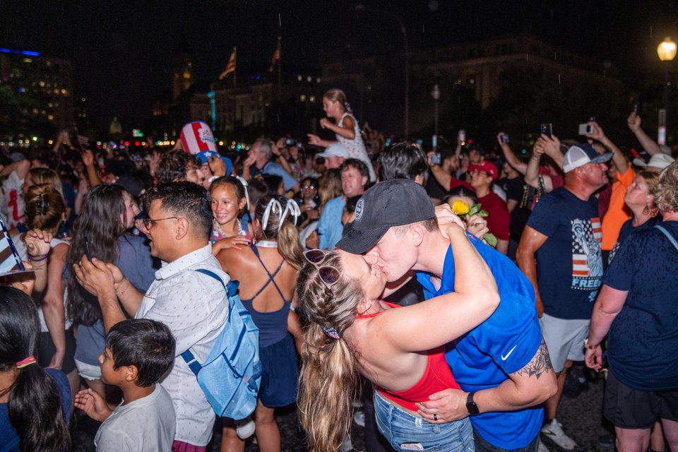 Κόσμος χορεύει, φιλιέται και διασκεδάζει στην Ουάσινγκτον