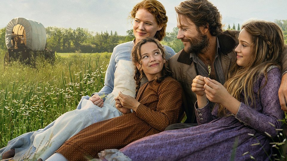 Η νέα σειρά του Netflix, με σεναριακή επιμέλεια της Ρεμπέκα Σόνενσάιν, επιστρέφει στον πιο ζεστό, οικογενειακό τόνο των βιβλίων, ενσωματώνοντας παράλληλα την οπτική των αυτοχθόνων πληθυσμών μέσα από καλά χτισμένους χαρακτήρες Osage / ΝΕΤFLIX