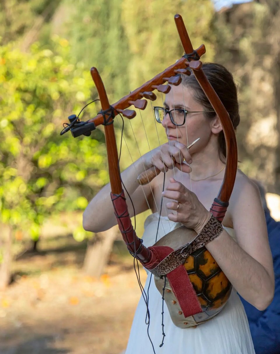 Η Ρόζα Φραγκοράπτη παίζει αρχαία λύρα