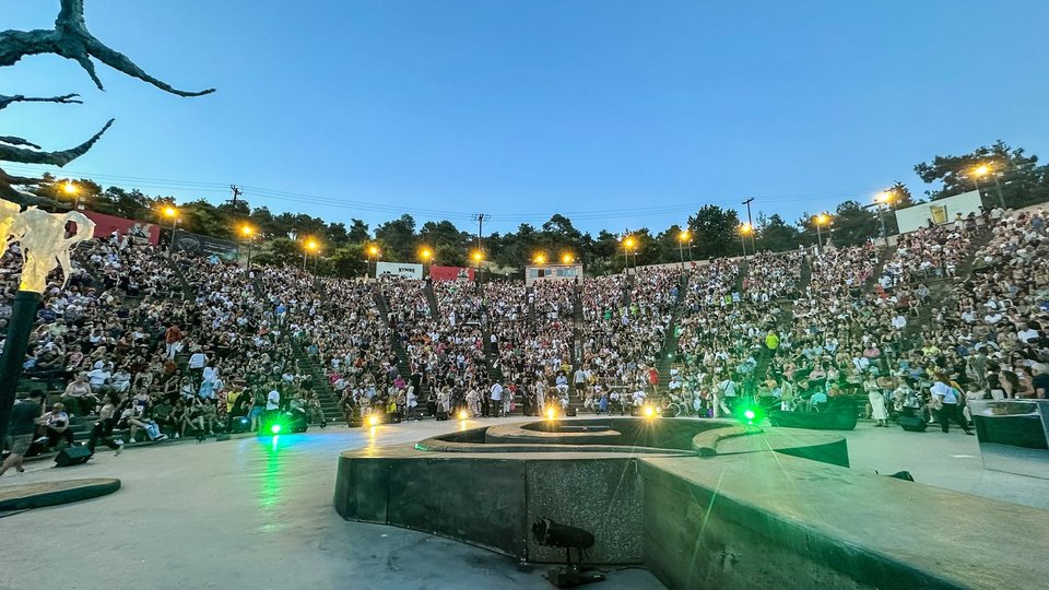 Κατάμεστο το Θέατρο Δάσους