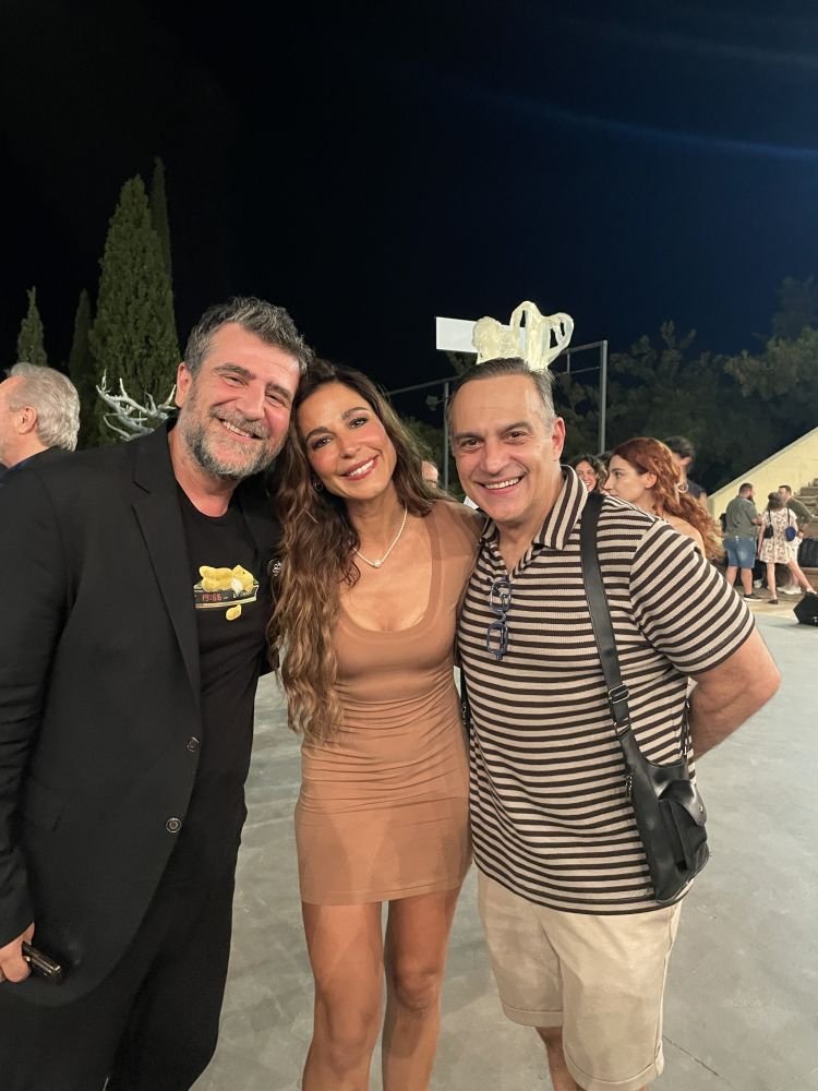 Αστέριος Πελτέκης (Σκηνοθεσία- Δραματουργική επεξεργασία- Aπόδοση)- Κατερίνα Παπουτσάκη (Μυρρίνη)- Κρατερός Κατσούλης (Κινησίας)