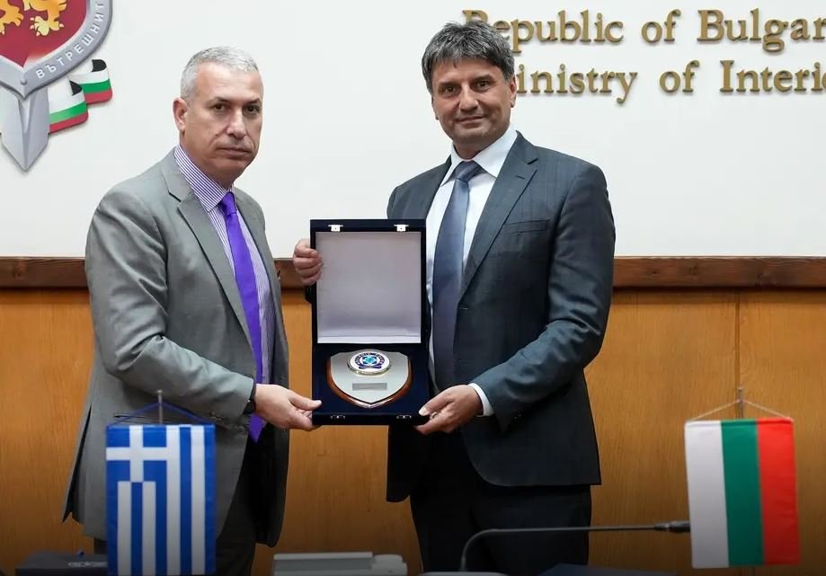O αρχηγός της ΕΛ.ΑΣ, Αντιστράτηγος Δημήτριος Μάλλιος, με τον Γενικό Γραμματέα του Υπουργείου Εσωτερικών της Βουλγαρίας, Λιουμπομίρ Νικόλοφ 