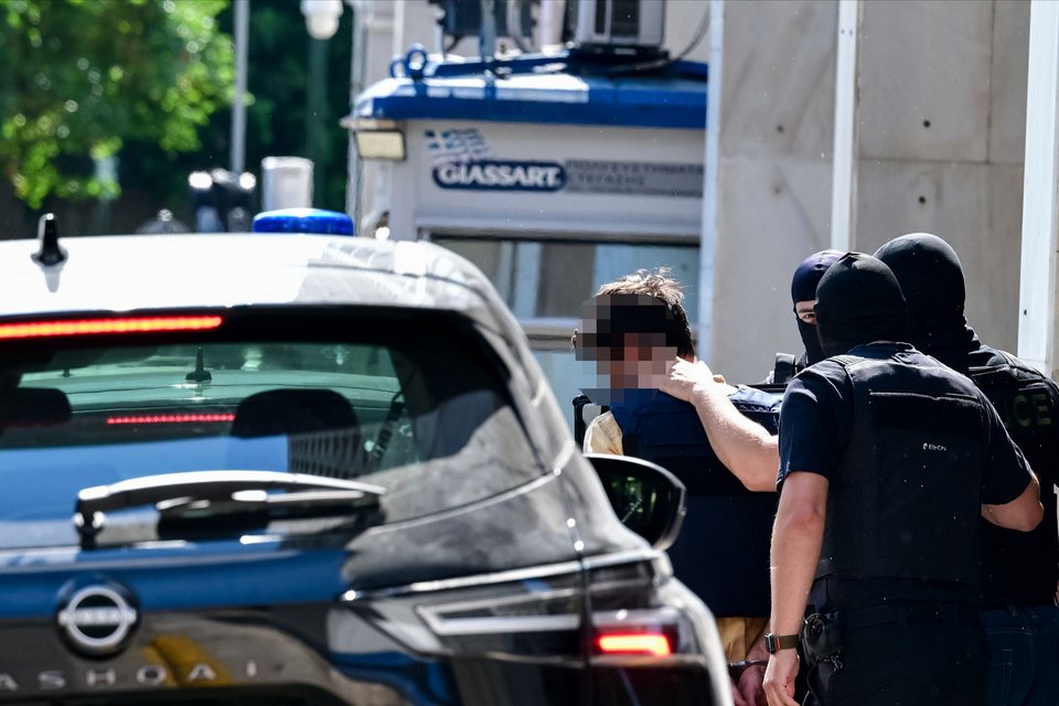 Στην Ευελπίδων οι δύο κατηγορούμενοι για τον εμπρησμό της Marfin [εικόνες]