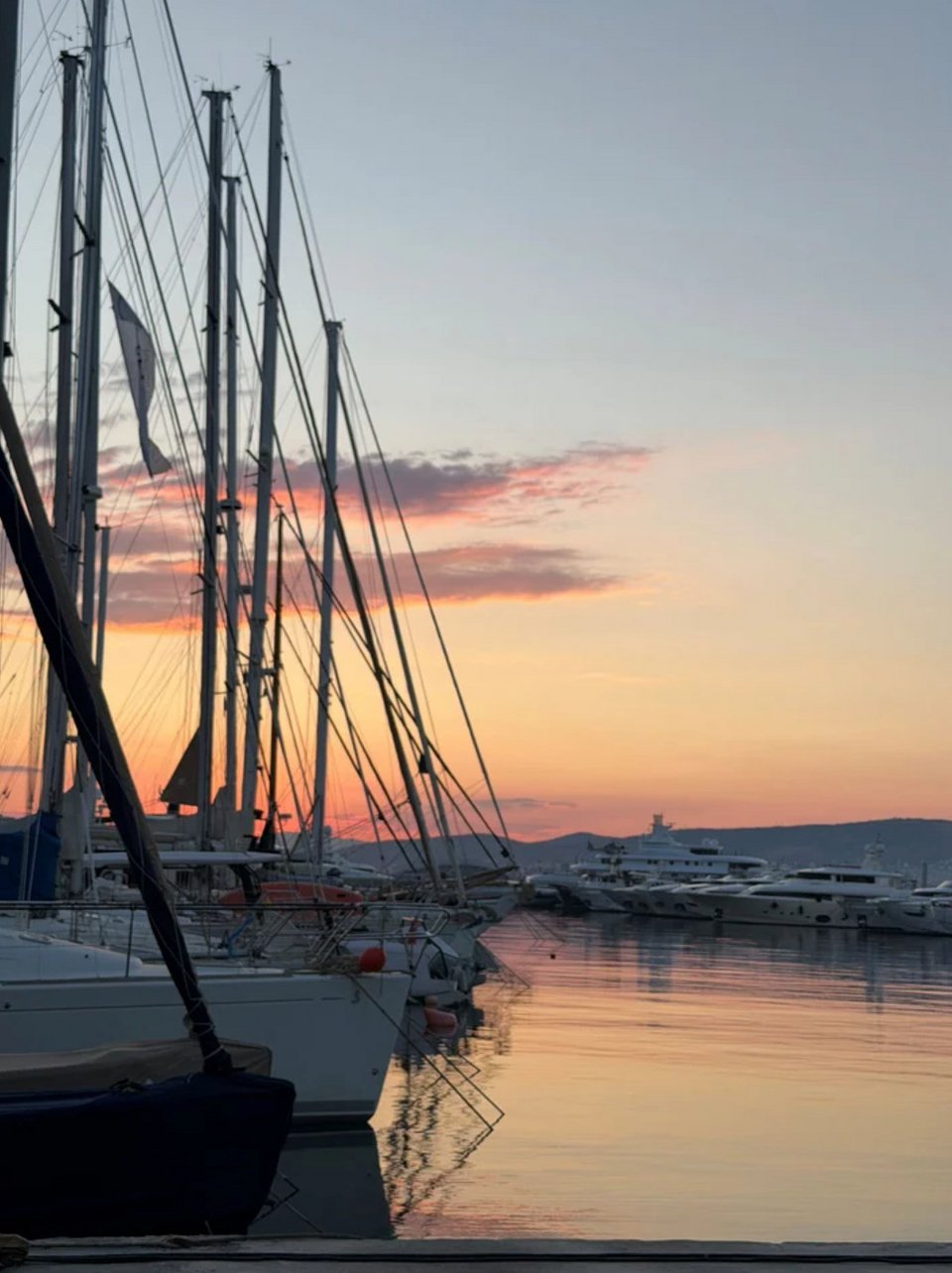 Αποψη από τη γλίστρα του ΝΟΠΦ στη Μαρίνα Φλοίσβου από όπου περνούν τα σκάφη ιστοπλοϊας Τριγώνου δίπλα σε γιοτ και σκάφη ανοιχτής θάλασσας για να προπονηθούν / Φωτογραφία: Λητώ Μησιακούλη 