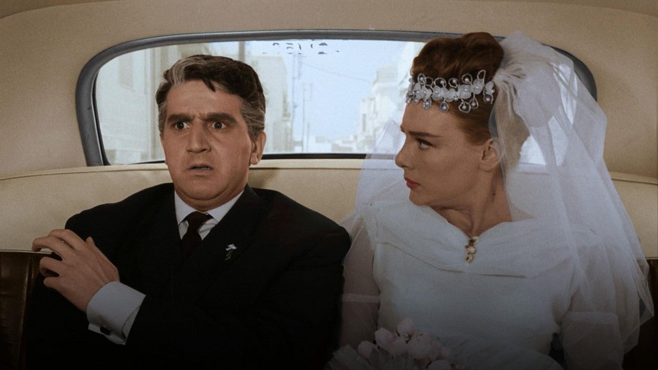 Η Μάρω Κοντού με τον Γιώργο Κωνσταντίνου ως «κυρία Κοκοβίκου» στην ταινία του Γιώργου Τζαβέλλα «Η γυνή να φοβήται τον άνδρα»,  1965