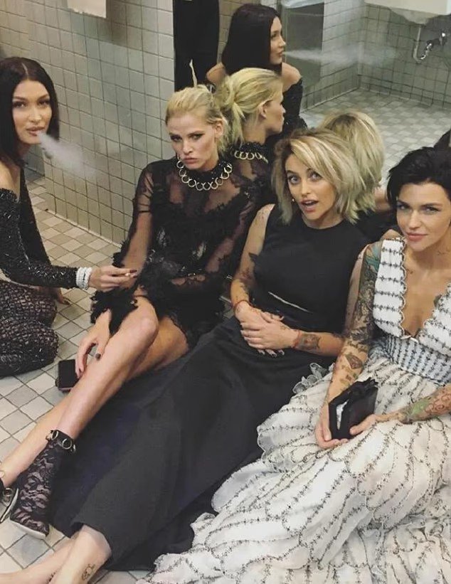 Οι «Επαναστάτες της Τουαλέτας» του Met Gala είναι η ομάδα διασημοτήτων που έγιναν viral επειδή έσπασαν δύο από τους πιο αυστηρούς κανόνες της εκδήλωσης: το κάπνισμα και τις selfies