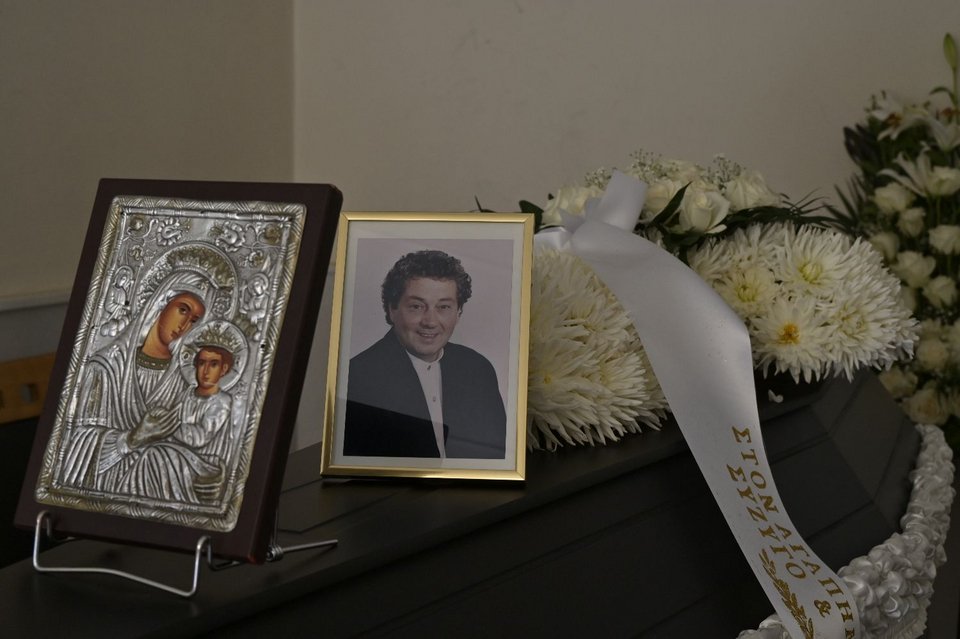 Φίλοι ηθοποιοί και συγγενείς στην κηδεία του Μιχάλη Μόσιου