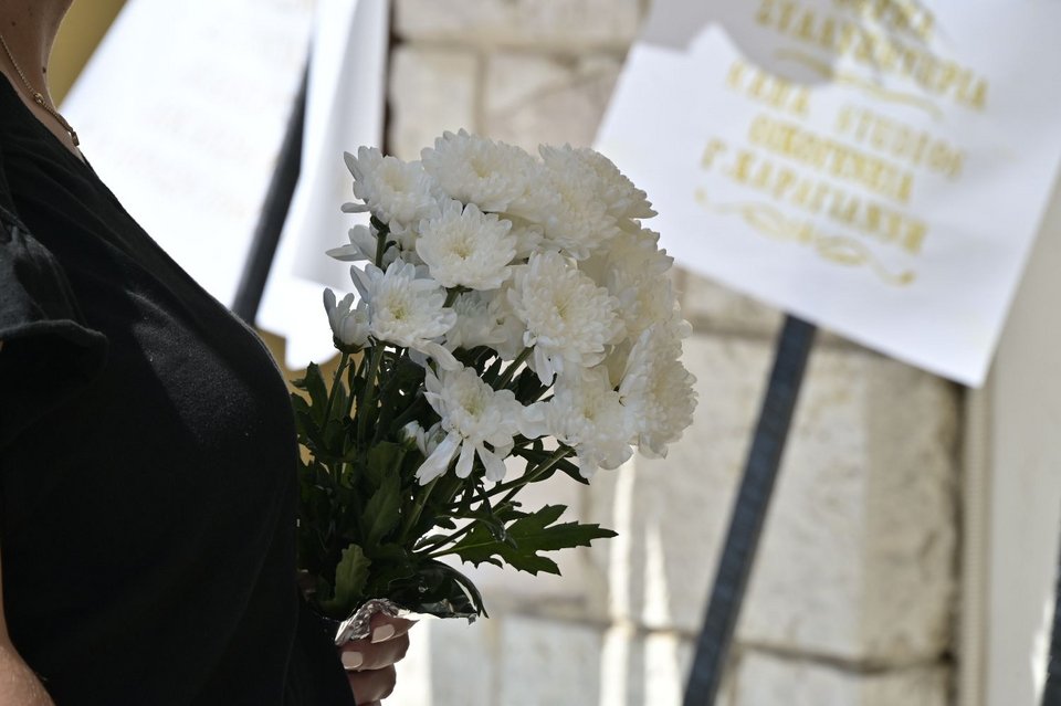 Φίλοι ηθοποιοί και συγγενείς στην κηδεία του Μιχάλη Μόσιου