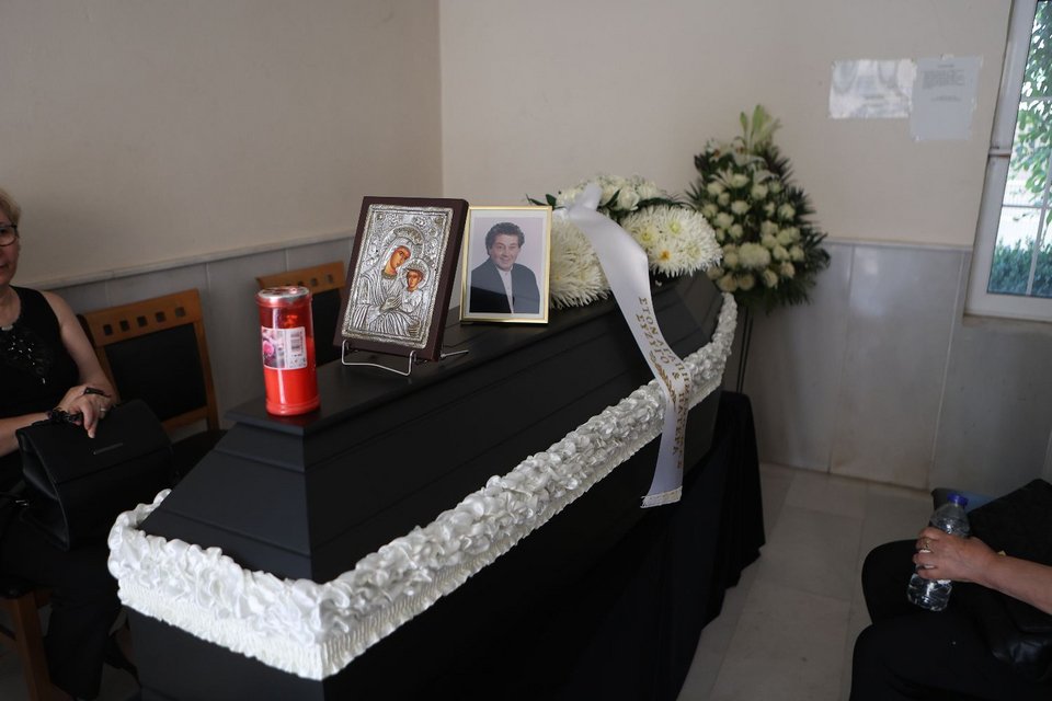 Φίλοι ηθοποιοί και συγγενείς στην κηδεία του Μιχάλη Μόσιου