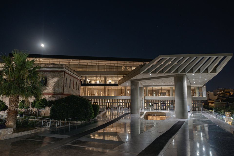 Είσοδος Μουσείου Ακρόπολης υπό το σεληνόφως του νυχτερινού αττικού ουρανού