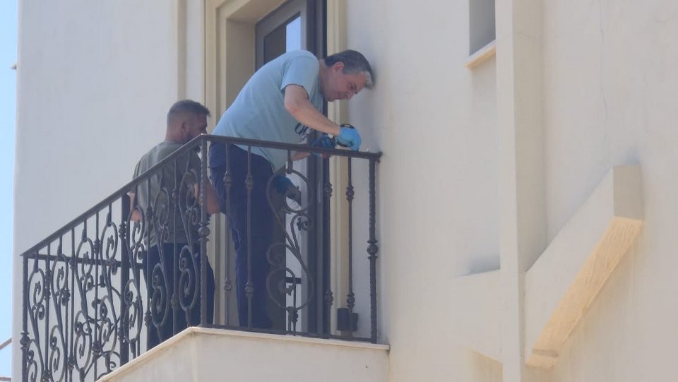 Το μπαλκόνι του ξενοδοχείου από όπου έπεσε ο 17χρονος