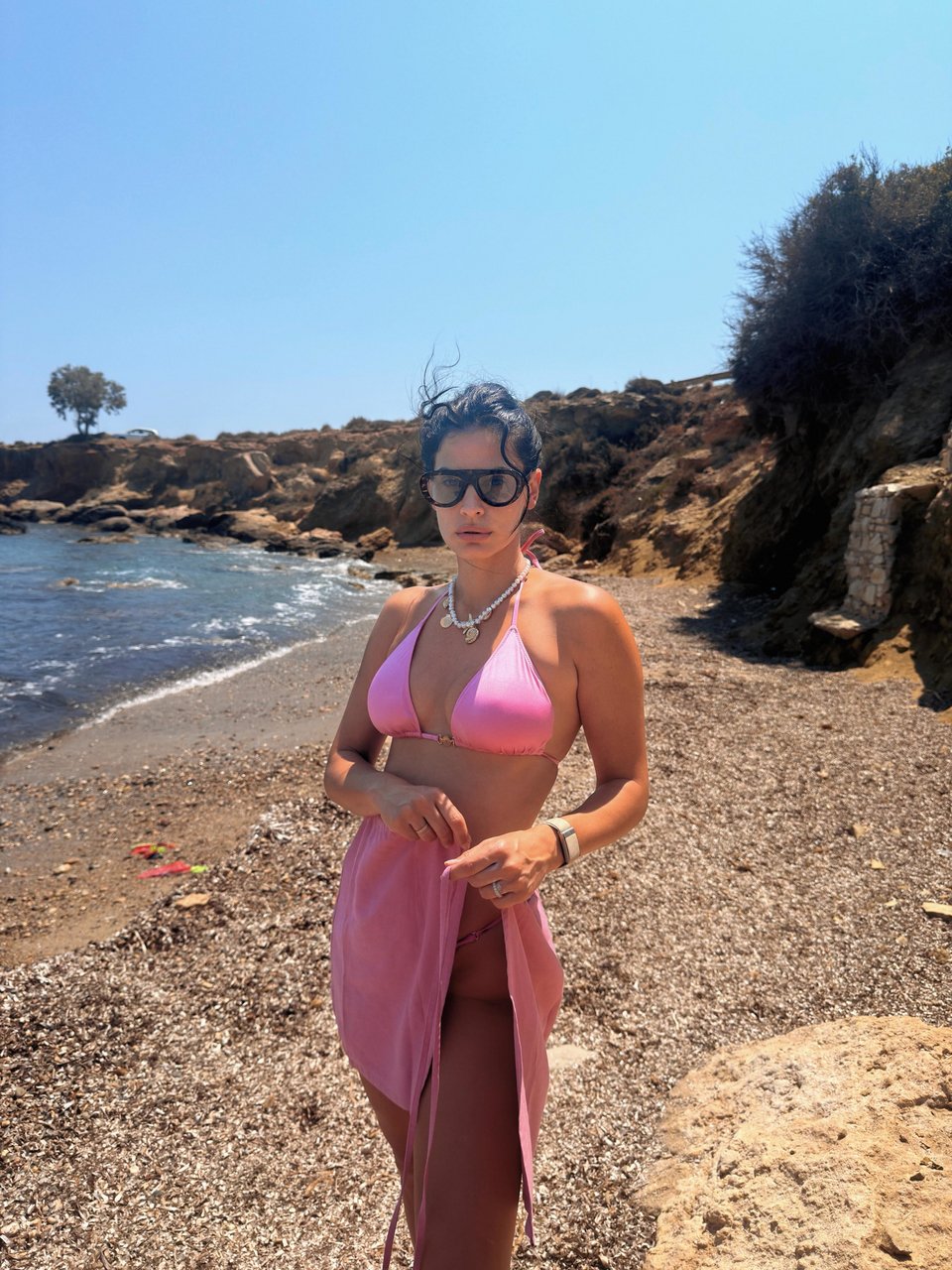 Με ροζ μαγιό στην παραλία 